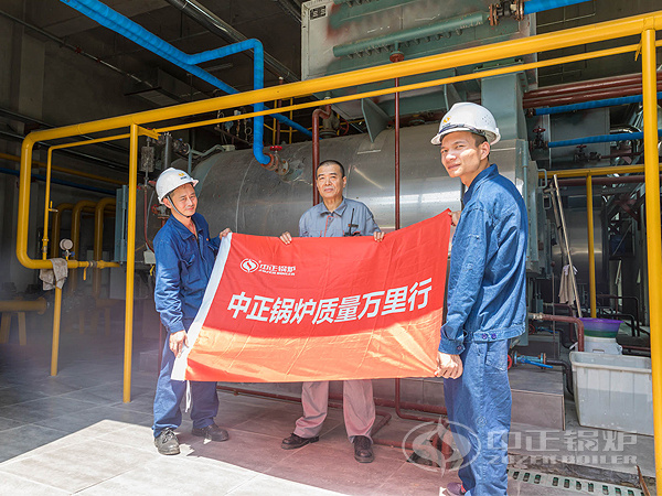 中正鍋爐服務人員與楓葉小鎮司爐工(中)的合影